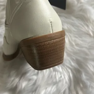 Forever 21 white booties cowgirl, cowboy size 6 thumbnail 5