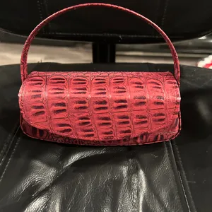Red Crocodile thumbnail 4