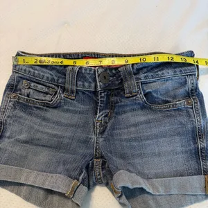 VTG Guess Stretch Denim Jean Shorts Low Rise 28” Waist Distressed 3.5” Inseam thumbnail 4