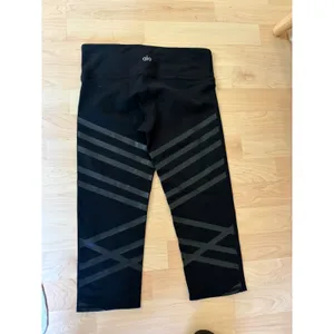 ALO Black Capri Leggings Size‎ Small thumbnail 2