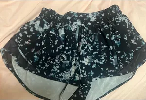 size 6 lululemon hotty hot low rise thumbnail 1