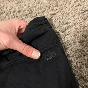 ALO Yoga 2000’s Y2K Athleisure Capri Pants thumbnail 4