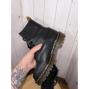 Dr. Martens Boots Womens 7‎ Black 1460 W Smooth 8 Eye Lace-Up Yellow Stitch Gum thumbnail 8