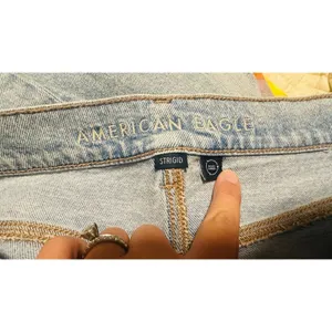 AMERICAN EAGLE Skylight Blue Strigid Ripped Knee High-Waisted Stovepipe Jeans thumbnail 12