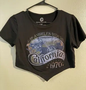 Social Culture Black 'California 1970' Graphic Pointed-Hem Crop Top thumbnail 1