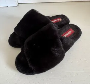 Sorel women's black Sorel Go Mail‎ Run fuzzy slippers size 9 thumbnail 1