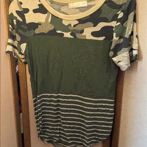 FINAL MARKDOWN No Boundaries junior Green
Camouflage Tee large thumbnail 1