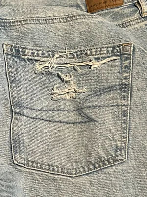 Womens 14 American Eagle Light Wash Distressed Straight Leg Jeans thumbnail 7