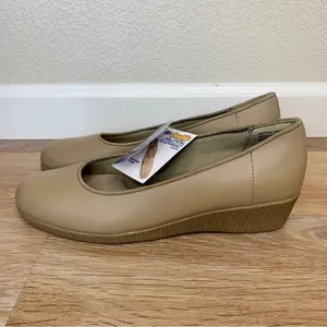 NWT Dr. Scholl’s Slip On Nude Comfort Leather Wedges, Size 10 thumbnail 2