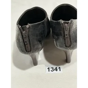 Woman’s Liz Claiborne Lawrence 8.5 Brown Zip Back Heel Ankle Bootie thumbnail 5