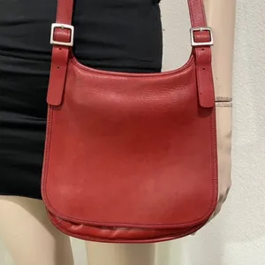 Vintage COACH 9131 Legacy Saddle Red Leather Flat Crossbody Shoulder Bag thumbnail 2