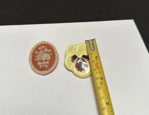 Lot Of 2 Signed Avon Flower Floral Brooch Pins thumbnail 3