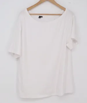 Trendy Queen T-Shirt Women's Medium White Scoop Neck Excellent thumbnail 1