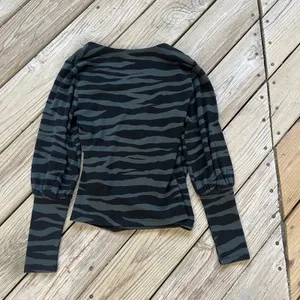 Ann Taylor Women's Green & Black Animal Print Wrap Style Top Size XS thumbnail 2