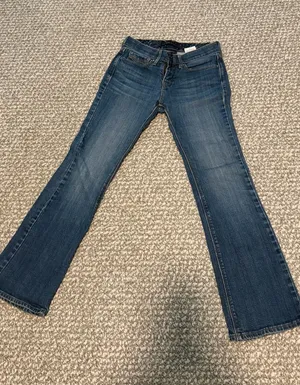 Classic Levi’s “Perfect Waist” Dark Blue 525 Bootcut Jeans size 2, 99% cotton thumbnail 1