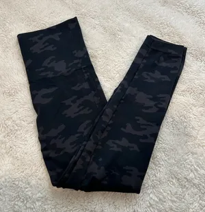 Spanx Womens Seamless HR Slimming Camo Print Leggings Sz XL Casual Teacher Emo thumbnail 1