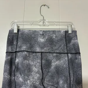Lululemon Essential Rhythm Crop Leggings Size 10 Black Gray Mesh Luxtreme thumbnail 5
