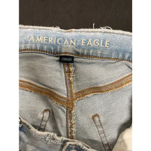 American Eagle Womens Relaxed Short Light Wash Distressed Denim 4 thumbnail 6