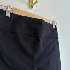 Alo Yoga | Athletic Mid Rise Athletic Leggings in Black thumbnail 4
