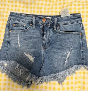 Guess shorts thumbnail 1