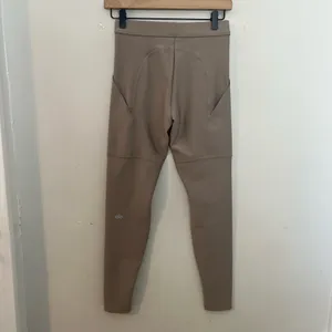 ALO YOGA- High Waist 4 Pocket Utility Legging Taupe Size S thumbnail 4