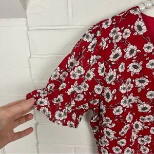 Sadie & Sage Red White Floral Pattern Wrap Style Dress Size S thumbnail 11
