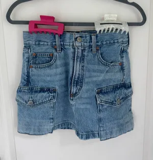 Aritzia Denim Forum The ‘90s Mid-Rise Cargo Mini Denim Skirt in 7 Yrs Bleu Taboo thumbnail 1