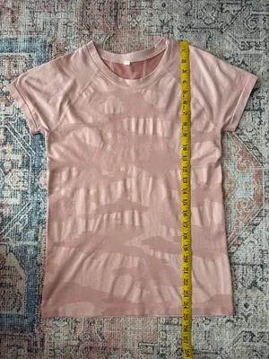ATHLETA Momentum Seamless Camo Tee in Blush Pink Camo Estimated Size Medium thumbnail 8