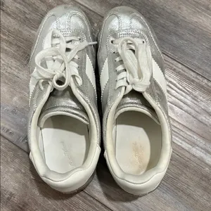 Universal Threads silver sneakers 7.5 thumbnail 6