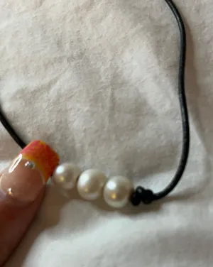 Amazon 3 Pearl Leather Necklace thumbnail 3