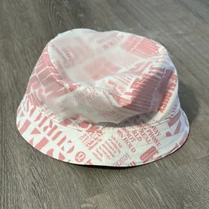 Lululemon NWT S/M Both Ways Reversible Bucket Hat in Manifesto Print &‎ Bone thumbnail 5