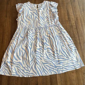 THML Blue and White Pattern Short Sleeve Dress Boho- Size M thumbnail 2
