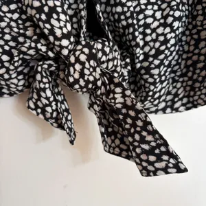 Abercrombie‎ & Fitch Womens Pebble Print Tie Front Crop Top Black White XS NWT thumbnail 2