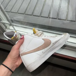 Nike Blazer Mid '77 white and dusty pink sneakers thumbnail 2