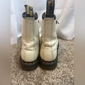 White Lace Up Dr. Martens White Leather Boots‎ Size 7 EUC thumbnail 3