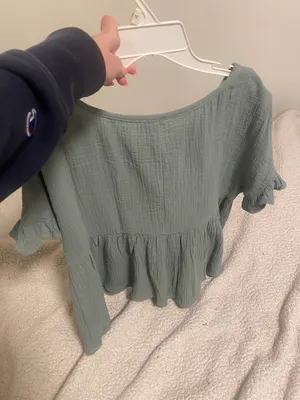 NWT francesca’s green top thumbnail 2