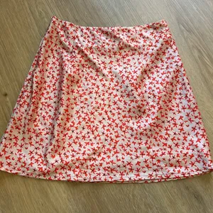 Princess Polly Red Floral Mini Skirt size 4 thumbnail 5