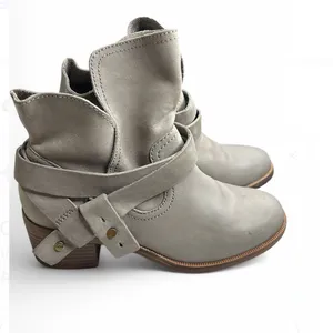 UGG Australia Elora Sahara Genuine Smooth Leather Stacked Heel Ankle Boot Size 5 thumbnail 4