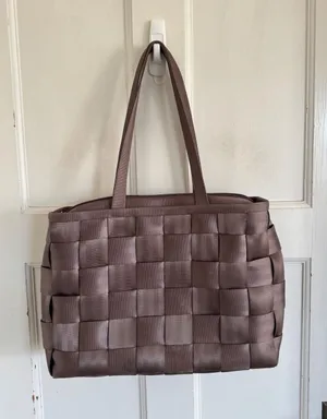 Harvey's original large‎ taupe seatbelt bag thumbnail 1