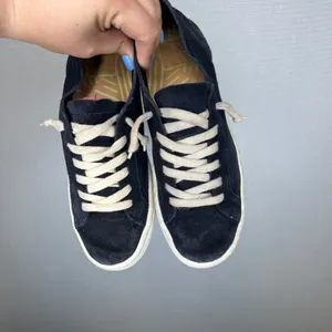 Dolce Vita Zina Black Suede Low Top Sneakers Womens Size 8 Lace Up Flat Shoes thumbnail 2