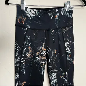 Sweaty Betty Tripical Patterned Reversible‎ to Black Leggings thumbnail 3