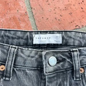 Like New TOPSHOP Straight Jeans Size 28 thumbnail 3
