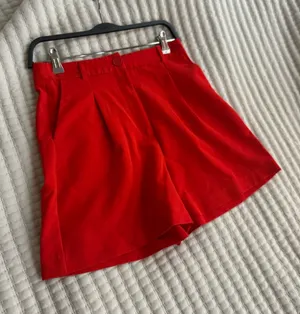 Shorts Red Size M thumbnail 1