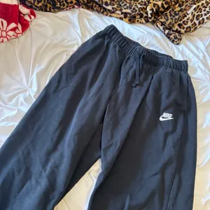 Black Nike Cuffed Sweatpants Women’s thumbnail 2