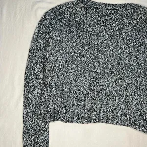 H&M Divided Black Marled Knit Pullover Crop Sweater Size M Long Sleeve thumbnail 7