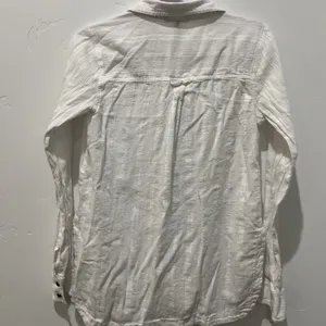 BKE by Buckle White Textured Button-Up Blouse Size S 100% cotton Rounded Hemline thumbnail 9