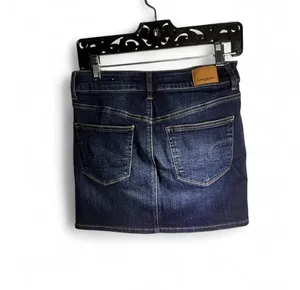 American Eagle ~Woman Size 4 Blue Denim Mini Jean Skirt Dark Wash, Stretch. thumbnail 2
