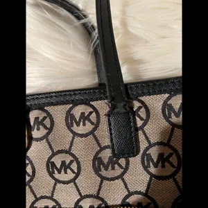 Michael Kors Signature Tote Bag – Stylish & Spacious thumbnail 6