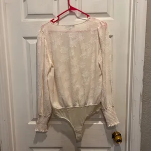 Lulus Womens Bodysuit Size L Long Sleeve Floral‎ Textured Surplice Bridal Shower thumbnail 7