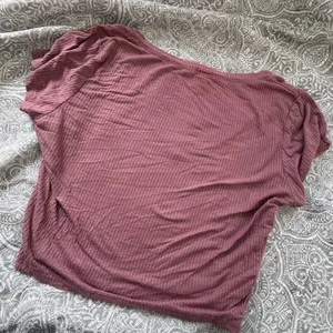 Bozzolo Mauve Ribbed V-Neck Crop Top thumbnail 2